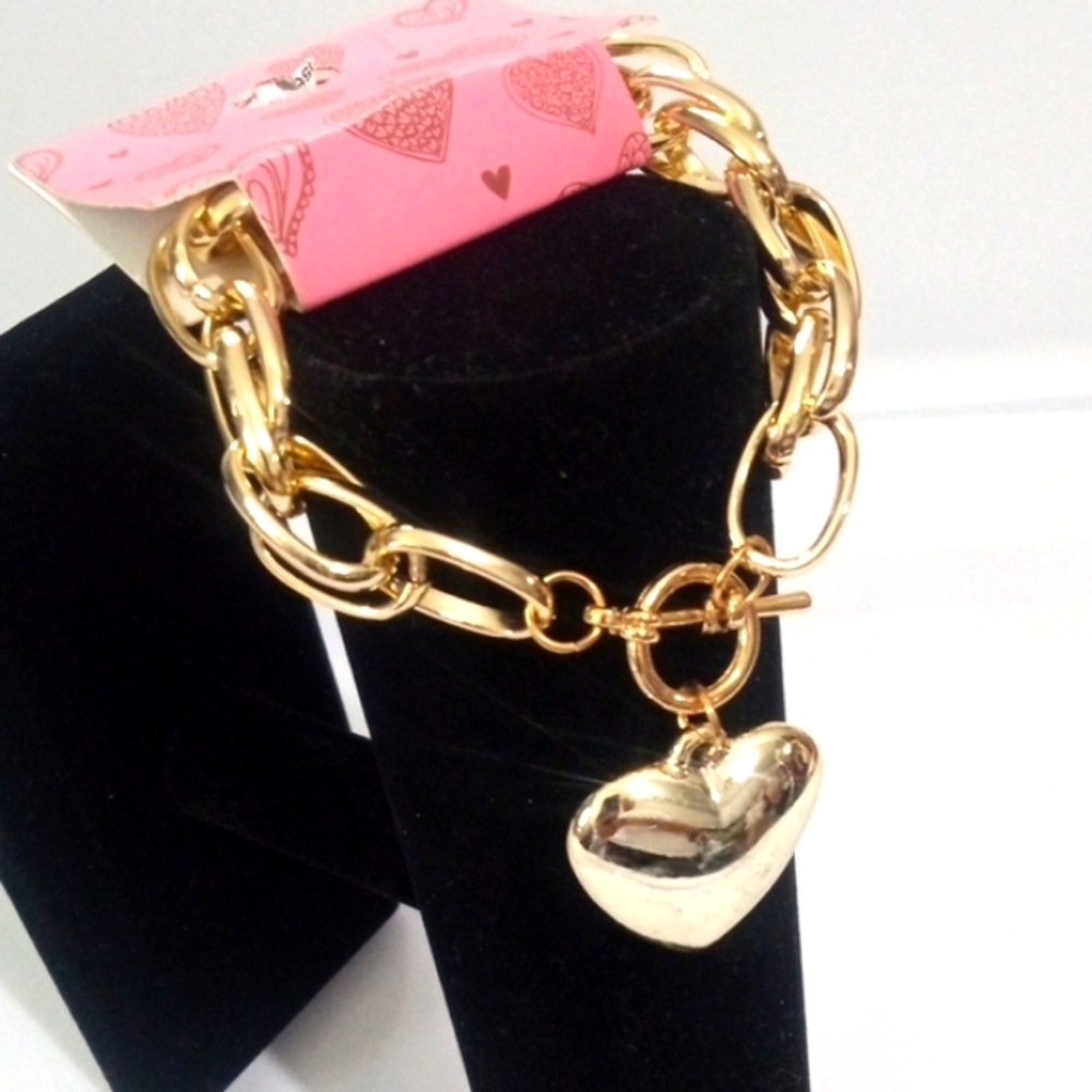 GOLD CHAIN HEART CHARM TOGGLE CLASP BRACELET NWT